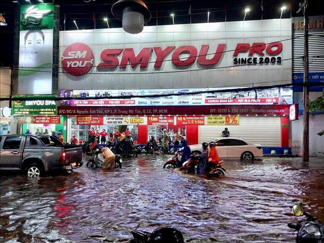 Sau mưa lớn ở TP HCM, nhiều tuyến đường biến thành "sông" Sau mua lon o TP HCM, nhieu tuyen duong bien thanh