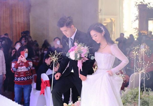 3 váy cưới vợ Đức Chinh: Thiết kế độc đáo, 6 tháng hoàn thiện - Hình 2 3 vay cuoi vo Duc Chinh: Thiet ke doc dao, 6 thang hoan thien-Hinh-2