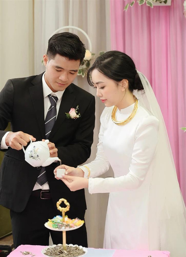 3 váy cưới vợ Đức Chinh: Thiết kế độc đáo, 6 tháng hoàn thiện - Hình 3 3 vay cuoi vo Duc Chinh: Thiet ke doc dao, 6 thang hoan thien-Hinh-3