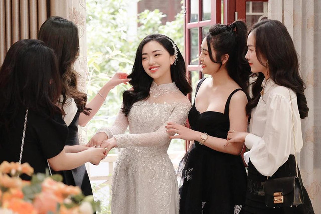 3 váy cưới vợ Đức Chinh: Thiết kế độc đáo, 6 tháng hoàn thiện 3 vay cuoi vo Duc Chinh: Thiet ke doc dao, 6 thang hoan thien