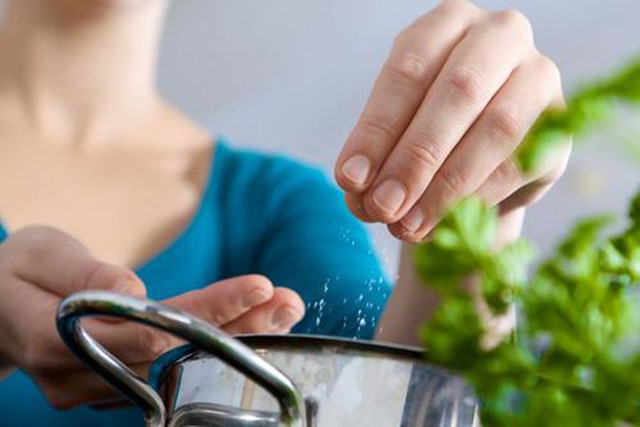 Nấu canh bỏ nước mắm là dại: 5 sai lầm khi dùng gia vị khiến bạn rước bệnh Nau canh bo nuoc mam la dai: 5 sai lam khi dung gia vi khien ban ruoc benh