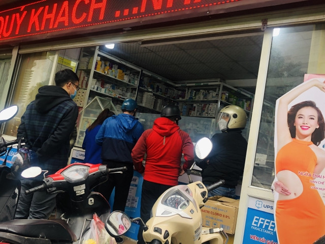 Ca mắc COVID-19 ở Hà Nội tăng cao, kit test nhanh lên 'cơn sốt' - Hình 2 Ca mac COVID-19 o Ha Noi tang cao, kit test nhanh len 'con sot'-Hinh-2