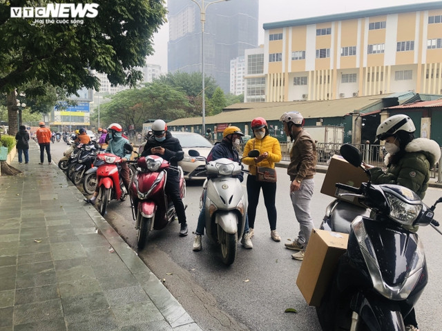 Ca mắc COVID-19 ở Hà Nội tăng cao, kit test nhanh lên 'cơn sốt' Ca mac COVID-19 o Ha Noi tang cao, kit test nhanh len 'con sot'