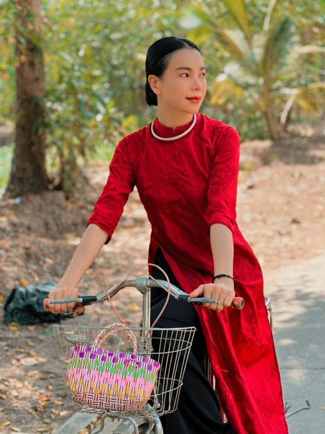 Trà Ngọc Hằng tạo dáng kém sang dù mặc áo dài - Hình 4 Tra Ngoc Hang tao dang kem sang du mac ao dai-Hinh-4