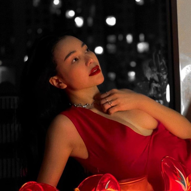 Trà Ngọc Hằng tạo dáng kém sang dù mặc áo dài - Hình 7 Tra Ngoc Hang tao dang kem sang du mac ao dai-Hinh-7