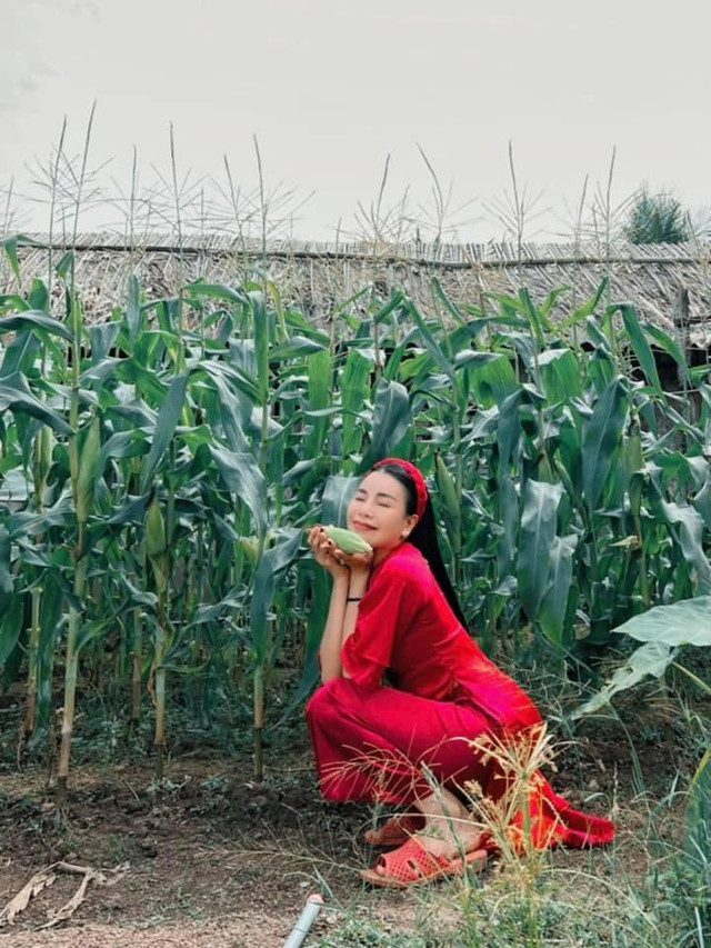 Trà Ngọc Hằng tạo dáng kém sang dù mặc áo dài Tra Ngoc Hang tao dang kem sang du mac ao dai