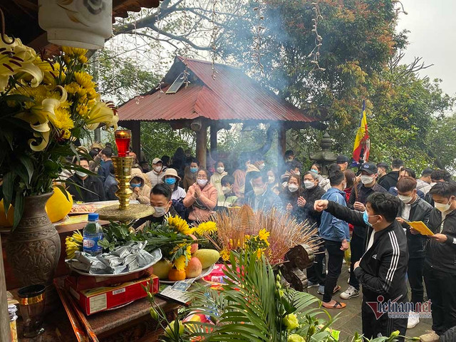 Xoa mòn tượng 'thần hổ' ở chùa Hương Tích cầu hết bệnh - Hình 3 Xoa mon tuong 'than ho' o chua Huong Tich cau het benh-Hinh-3