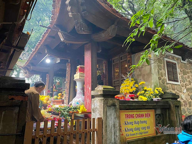 Xoa mòn tượng 'thần hổ' ở chùa Hương Tích cầu hết bệnh - Hình 2 Xoa mon tuong 'than ho' o chua Huong Tich cau het benh-Hinh-2