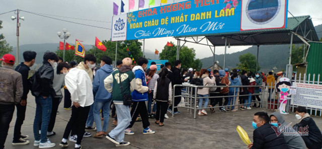 Xoa mòn tượng 'thần hổ' ở chùa Hương Tích cầu hết bệnh Xoa mon tuong 'than ho' o chua Huong Tich cau het benh