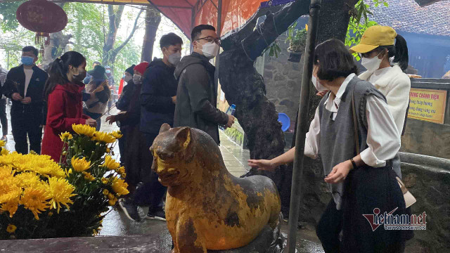 Xoa mòn tượng 'thần hổ' ở chùa Hương Tích cầu hết bệnh - Hình 10 Xoa mon tuong 'than ho' o chua Huong Tich cau het benh-Hinh-10