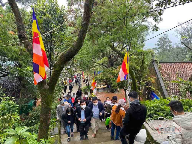 Xoa mòn tượng 'thần hổ' ở chùa Hương Tích cầu hết bệnh - Hình 14 Xoa mon tuong 'than ho' o chua Huong Tich cau het benh-Hinh-14