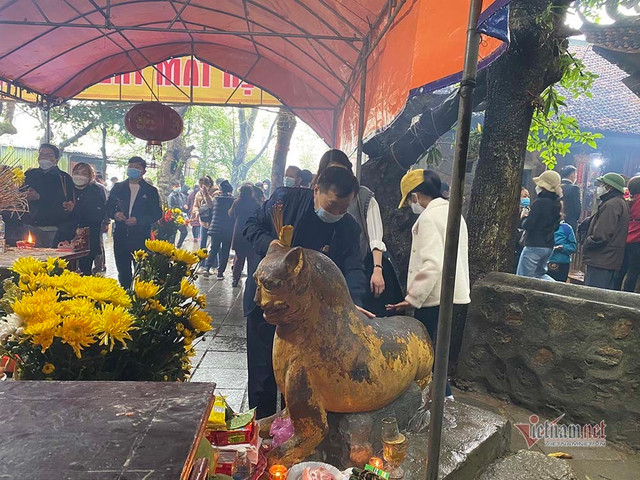 Xoa mòn tượng 'thần hổ' ở chùa Hương Tích cầu hết bệnh - Hình 5 Xoa mon tuong 'than ho' o chua Huong Tich cau het benh-Hinh-5