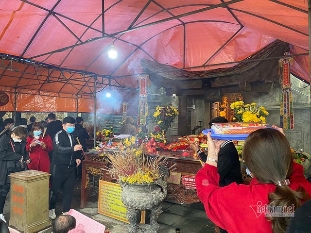 Xoa mòn tượng 'thần hổ' ở chùa Hương Tích cầu hết bệnh - Hình 13 Xoa mon tuong 'than ho' o chua Huong Tich cau het benh-Hinh-13