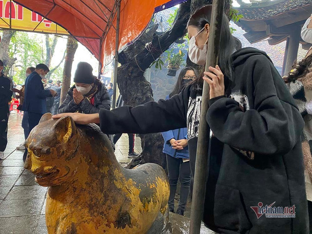 Xoa mòn tượng 'thần hổ' ở chùa Hương Tích cầu hết bệnh - Hình 7 Xoa mon tuong 'than ho' o chua Huong Tich cau het benh-Hinh-7