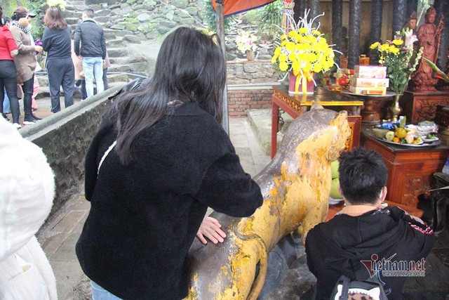 Xoa mòn tượng 'thần hổ' ở chùa Hương Tích cầu hết bệnh - Hình 9 Xoa mon tuong 'than ho' o chua Huong Tich cau het benh-Hinh-9