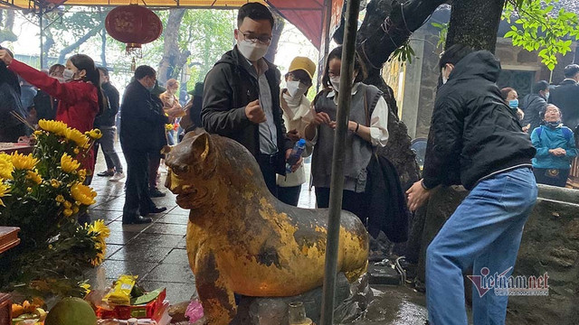 Xoa mòn tượng 'thần hổ' ở chùa Hương Tích cầu hết bệnh - Hình 6 Xoa mon tuong 'than ho' o chua Huong Tich cau het benh-Hinh-6