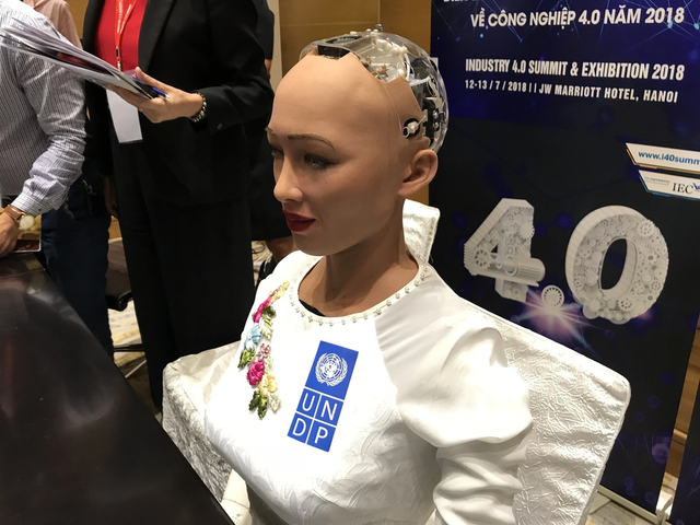 Robot nam giới “sàm sỡ” nữ phóng viên gây tranh cãi Robot nam gioi “sam so” nu phong vien gay tranh cai