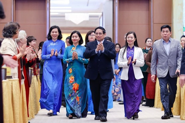 Thủ tướng gặp mặt các nữ Anh hùng, nhà khoa học Thu tuong gap mat cac nu Anh hung, nha khoa hoc
