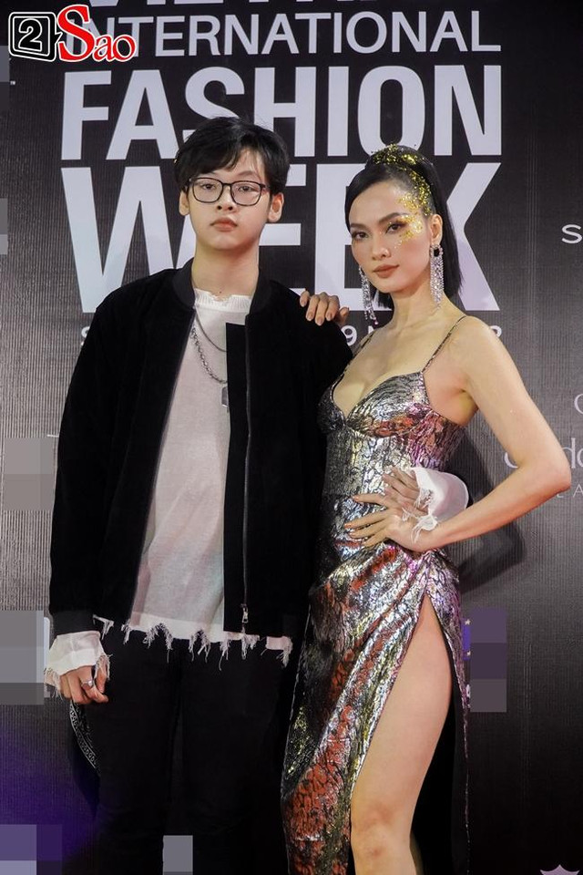 Chiều cao Anh Thư tính cả guốc cũng không bằng quý tử 15 tuổi - Hình 2 Chieu cao Anh Thu tinh ca guoc cung khong bang quy tu 15 tuoi-Hinh-2