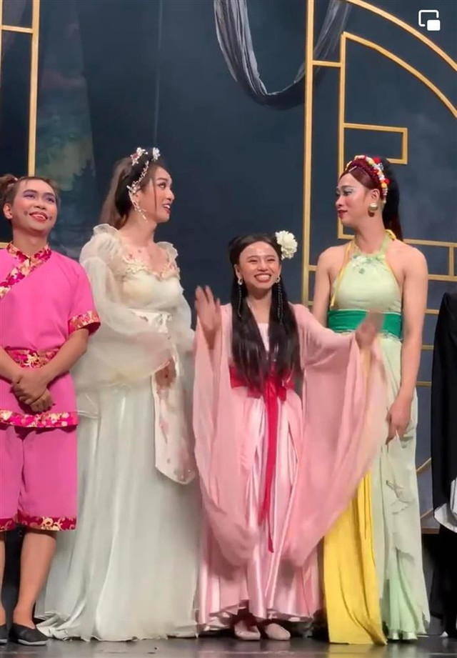 Nữ diễn viên Vbiz đứng vẫn không cao bằng Kỳ Duyên ngồi - Hình 11 Nu dien vien Vbiz dung van khong cao bang Ky Duyen ngoi-Hinh-11