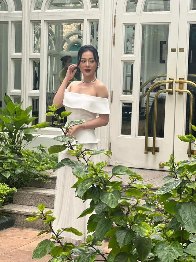 Phương Oanh già chát, tay to khi đọ ảnh cam thường với 2 á hậu - Hình 2 Phuong Oanh gia chat, tay to khi do anh cam thuong voi 2 a hau-Hinh-2