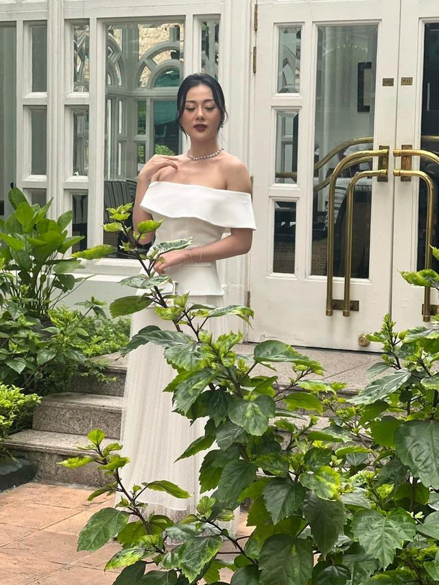 Phương Oanh già chát, tay to khi đọ ảnh cam thường với 2 á hậu Phuong Oanh gia chat, tay to khi do anh cam thuong voi 2 a hau