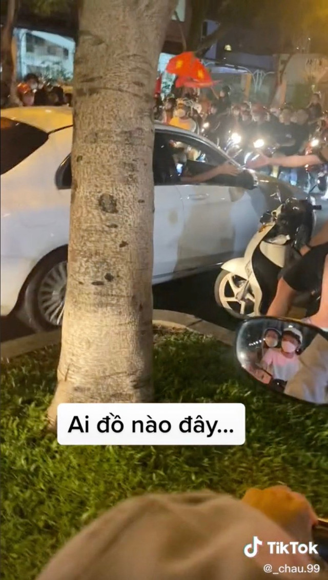 Trường Giang ghi điểm với fans khi đi bão mừng chiến thắng của U23 Việt Nam Truong Giang ghi diem voi fans khi di bao mung chien thang cua U23 Viet Nam