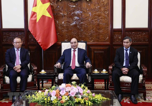 Chủ tịch nước tặng tranh cho HLV Park Hang Seo và HLV Mai Đức Chung - Hình 2 Chu tich nuoc tang tranh cho HLV Park Hang Seo va HLV Mai Duc Chung-Hinh-2