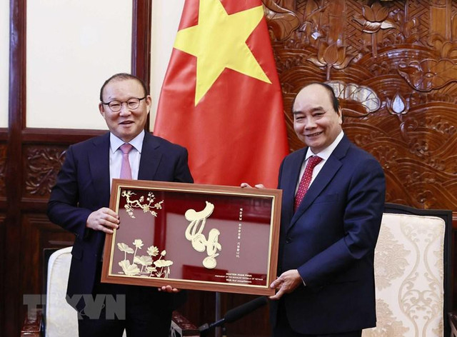 Chủ tịch nước tặng tranh cho HLV Park Hang Seo và HLV Mai Đức Chung - Hình 4 Chu tich nuoc tang tranh cho HLV Park Hang Seo va HLV Mai Duc Chung-Hinh-4