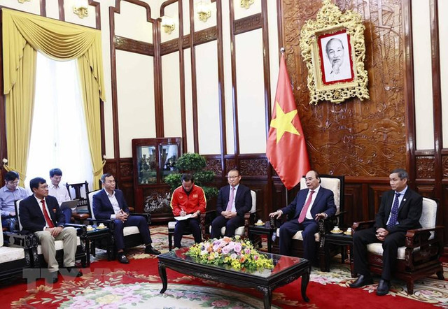 Chủ tịch nước tặng tranh cho HLV Park Hang Seo và HLV Mai Đức Chung Chu tich nuoc tang tranh cho HLV Park Hang Seo va HLV Mai Duc Chung