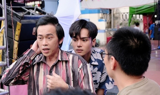 Hoài Linh, Thủy Tiên xuất hiện chớp nhoáng sau lùm xùm từ thiện thế nào? - Hình 2 Hoai Linh, Thuy Tien xuat hien chop nhoang sau lum xum tu thien the nao?-Hinh-2