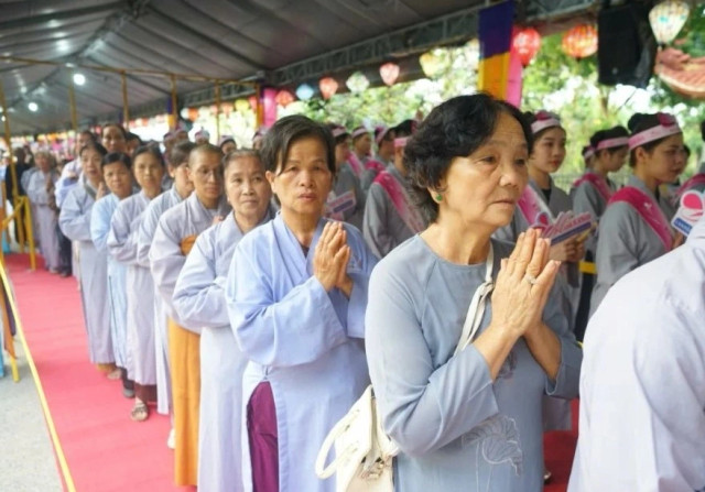 Hàng chục ngàn người về chiêm bái xá lợi Đức Phật - Hình 2 Hang chuc ngan nguoi ve chiem bai xa loi Duc Phat-Hinh-2