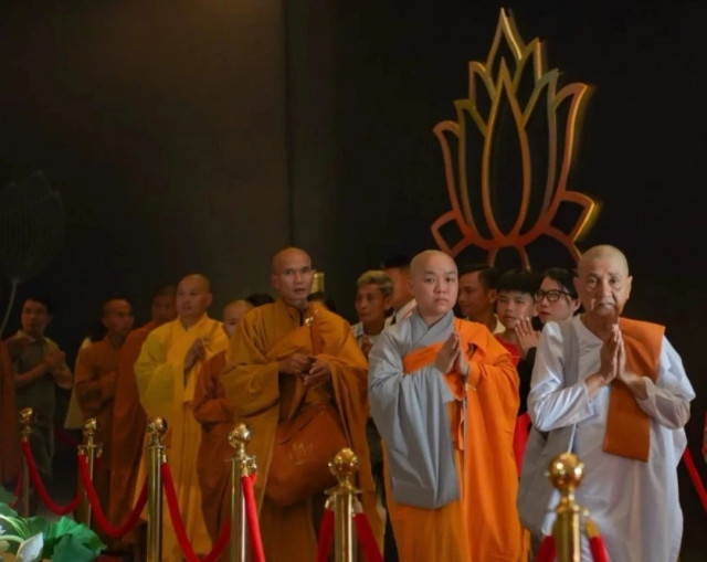 Hàng chục ngàn người về chiêm bái xá lợi Đức Phật - Hình 4 Hang chuc ngan nguoi ve chiem bai xa loi Duc Phat-Hinh-4