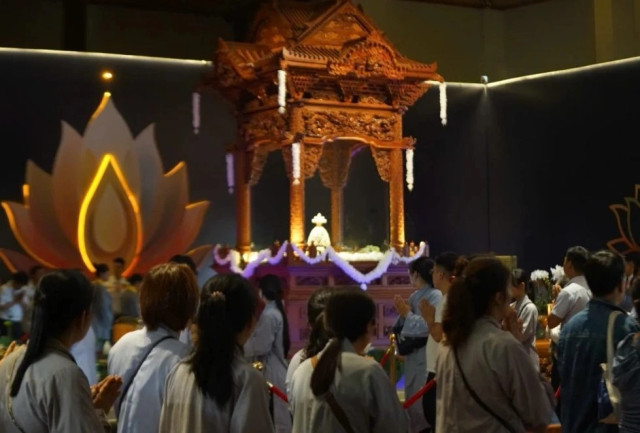 Hàng chục ngàn người về chiêm bái xá lợi Đức Phật - Hình 3 Hang chuc ngan nguoi ve chiem bai xa loi Duc Phat-Hinh-3