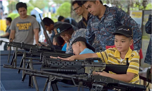 Xem trẻ em Thái Lan tập bắn súng điệu nghệ