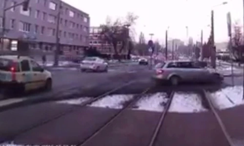 Hú hồn ô tô thản nhiên chặn đầu tàu điện 