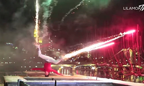 Bắn pháo hoa... bằng chân độc nhất thế giới