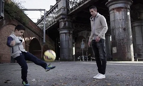 “Con nhà nòi” tiền đạo hàng đầu MU xuất thần chơi bóng