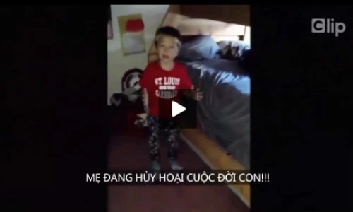 Bé nổi khùng khi bị bố mẹ ăn hết kẹo