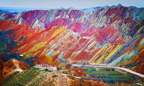 Kỳ lạ dãy núi cầu vồng độc nhất thế giới