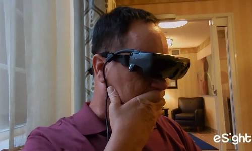 Kỳ diệu nhìn thấy ánh sáng sau 20 năm bị mù