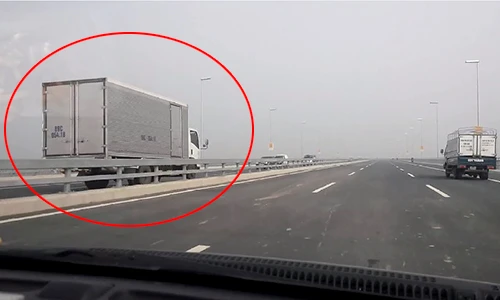 Xe tải chạy ngược chiều như ma đuổi trên cầu Nhật Tân