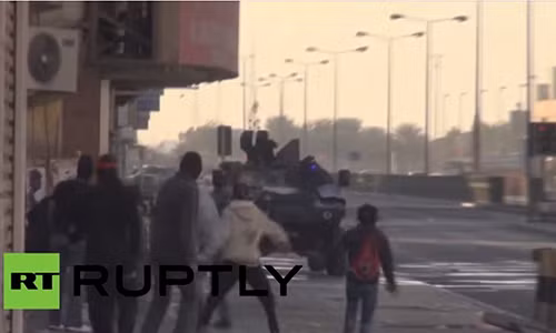 Hàng trăm người liều lĩnh "đánh nhau" với xe bọc thép