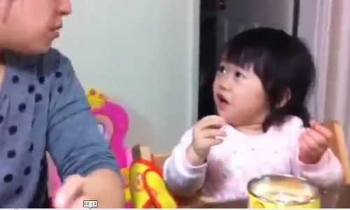 Xem bé bối rối khi bị mẹ ăn hết cam