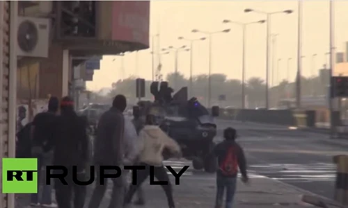 Hàng trăm người liều lĩnh "đánh nhau" với xe bọc thép