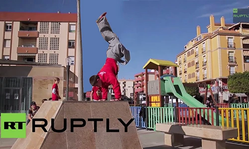 Phục cậu bé một chân nhào lộn cực chuyên nghiệp