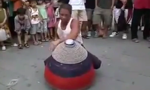 Nể tiền bối chơi con quay lớn nhất từ trước tới nay