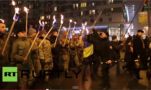 Ukraine đốt đuốc, vung gươm tuần hành như thời trung cổ 