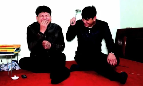 Cười thả phanh với trò chơi vô bổ của 2 bố con