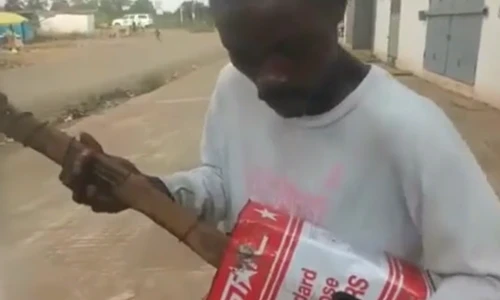 Người đàn ông da đen nổi loạn với đàn guitar tự chế